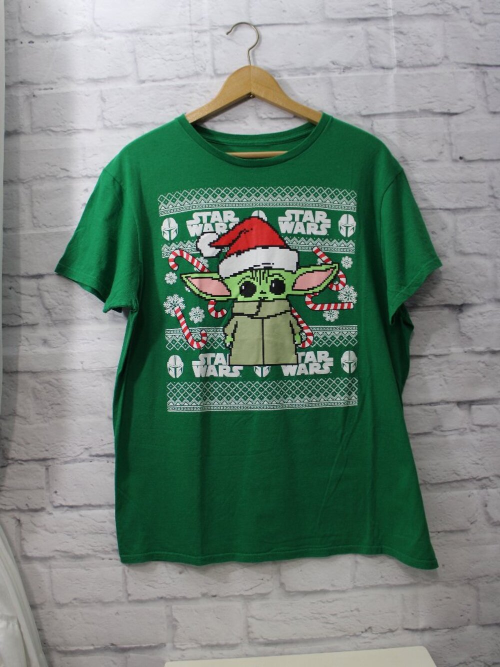 Star Wars Men's Large Baby Grogu Green Red Casual Christmas Holiday T-Shirt
